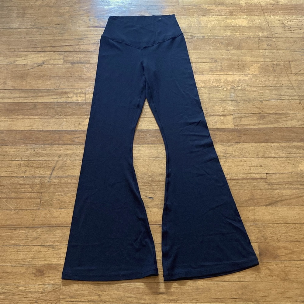 Aerie black bell bottom leggings Medium in like new condition